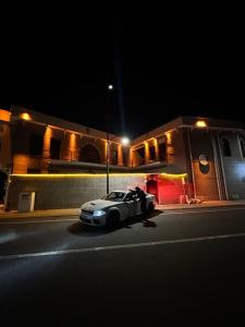 迪亚巴克尔Star Hotel的夜间停在街道边的汽车