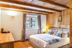 een slaapkamer met een groot bed en een raam bij Haus Gabriel - Seefeld in Seefeld in Tirol