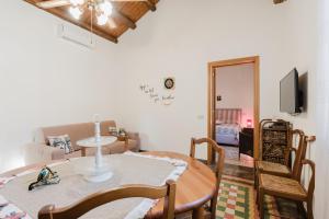 TV a/nebo společenská místnost v ubytování Da Giovanni A Custonaci