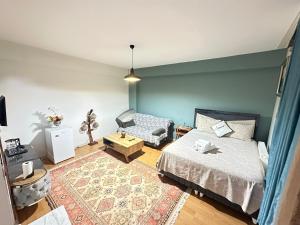 Un dormitorio con una cama y una silla dentro. en Star Hotel, en Diyarbakir