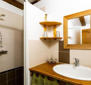 Ein Badezimmer in der Unterkunft Les Planious + 70 Fotos