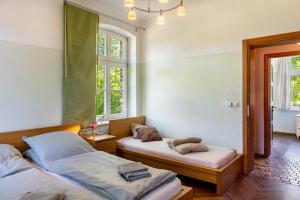 a bedroom with two beds and two windows at Der Flusshof, Ferienhaus in Werben
