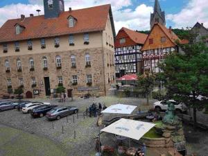un groupe de voitures garées devant un bâtiment dans l'établissement Pfieffetalblick, à Spangenberg