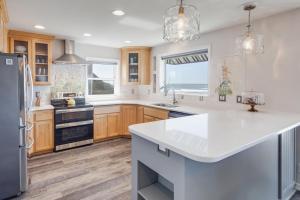 Kuchyň nebo kuchyňský kout v ubytování Ocean Front Home! Hot Tub! Stone's Throw