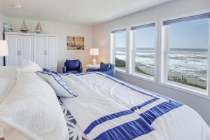 Postel nebo postele na pokoji v ubytování Ocean Front Home! Hot Tub! Stone's Throw