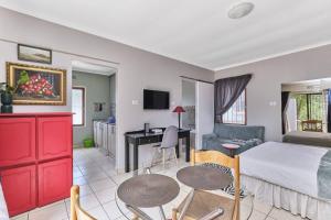 ein Schlafzimmer mit einem Bett und einem Schreibtisch in einem Zimmer in der Unterkunft The Cozy 1 bedroom apartment in Roodepoort