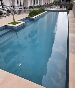 Bazén v ubytování Apartamento 5km de Alphaville com estacionamento nebo v jeho okolí