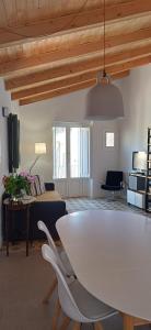 Khu vực ghế ngồi tại FeelhomeVIC. Ático con terraza en centro histórico