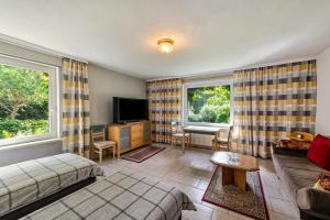 un salon avec un lit et un canapé dans l'établissement Ferienwohnung am Wald, à Hagenow