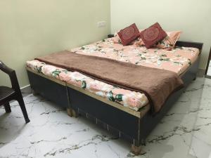 Ένα ή περισσότερα κρεβάτια σε δωμάτιο στο Kashi darshan