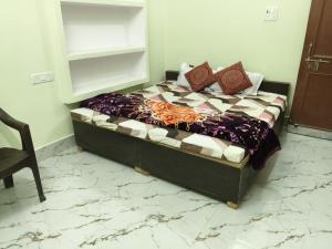 Ένα ή περισσότερα κρεβάτια σε δωμάτιο στο Kashi darshan