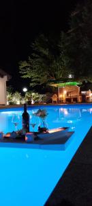 una piscina con tavolo e bicchieri da vino di Villa RM a Ivišovo Greblje Altre 10 foto