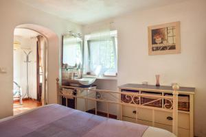 une chambre avec un lit, un lavabo et un miroir dans l'établissement Somptueux appartement avec Jardin, à Cassis