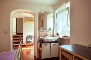 une salle de bain avec un lavabo et un miroir dans l'établissement Somptueux appartement avec Jardin, à Cassis