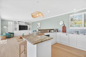 Kuchyň nebo kuchyňský kout v ubytování Villa by the Ocean 6 124 Franklin Parade Encoun