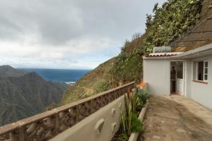 une maison sur une colline avec l'océan en arrière-plan dans l'établissement Casa Los Pinos, à Chinamada