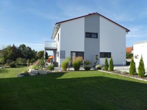 a white house with a green lawn at Ferienwohnung Birnbaum in Gunzenhausen