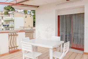 a white table and chairs on a balcony at Appartamento A - Le Terrazze in Ribera