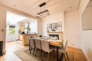 eine Küche und ein Esszimmer mit Tisch und Stühlen in der Unterkunft The Shakespeare -5Bed 3Bath in Ealing
