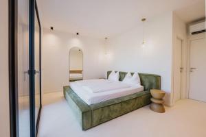 ein Schlafzimmer mit einem großen Bett und einem Spiegel in der Unterkunft Artylino in Lazise + 2 Fotos