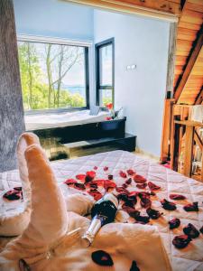 una persona sdraiata su un letto con delle rose sopra di CabanasLauritaBG a Bento Gonçalves Altre 19 foto