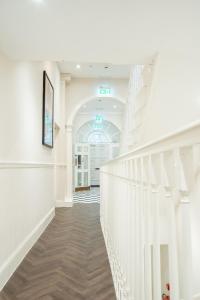 um corredor com uma escada branca num edifício em 10 Park Square em Central Station