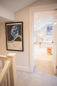 een woonkamer met een foto aan de muur bij 10 Park Square - Luxury Serviced Apartments in Central Station