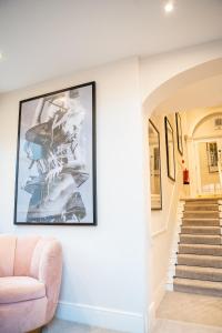 uma sala de estar com um sofá e um quadro na parede em 10 Park Square em Central Station