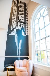 um quarto com uma foto de uma mulher numa parede em 10 Park Square em Central Station