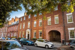 um edifício de tijolos com carros estacionados em frente em 10 Park Square em Central Station mais 253 fotografias