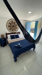 a bed with a hammock in a room at Suíte Mykonos Canoa Quebrada- Ao lado da Broadway in Aracati