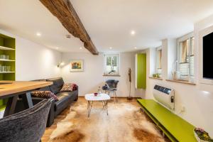 a living room with a couch and a table at Mittendrin in Jesberg