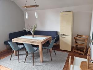 RaduhnにあるFerienwohnung Rihmのダイニングルーム(青い椅子、冷蔵庫付) +10枚の写真