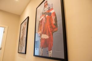 een ingelijste foto van een jurk die aan de muur hangt bij 10 Park Square - Luxury Serviced Apartments in Central Station +276 foto's