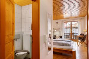 une chambre avec un lit dans une pièce avec une fenêtre dans l'établissement Pension Vogtsmichelhof - Haupthaus, à Alpirsbach 101 autres photos