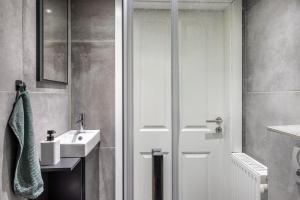a bathroom with a sink and a shower backdoor at Gemütliche Unterkunft mit Terrasse in Quickborn +13 photos