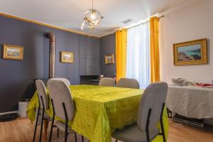 Posezení v ubytování Mas J des Sens - petit dej compris