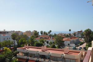 vistas a una ciudad con edificios y palmeras en Apartment La Paz en Puerto de la Cruz