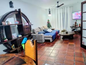 ein Wohnzimmer mit einer Couch und einem Weihnachtsbaum in der Unterkunft Casa Cantinho no Litoral in São Sebastião