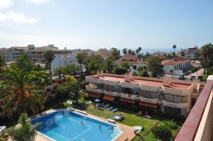 een luchtzicht op een resort met een zwembad bij Apartment La Paz in Puerto de la Cruz