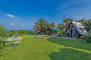 a house with a table and chairs in the yard at Chalet avec jardin vue mer 100m in Plougastel-Daoulas