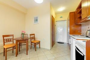 Gallery image of Kosmos Hotel St4 in Agios Stefanos in Agios Stefanos