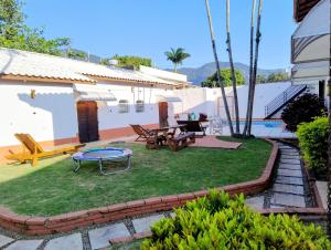 ein kleiner Hof mit Tisch und Terrasse in der Unterkunft Casa Cantinho no Litoral in São Sebastião