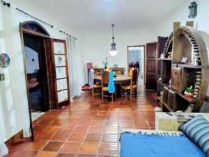 ein Wohnzimmer mit Tisch und Stühlen in der Unterkunft Casa Cantinho no Litoral in São Sebastião
