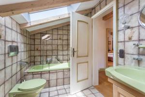 une salle de bain avec toilettes, lavabo et baignoire dans l'établissement Großes Ferienhaus mit Bergblick, à Unterwössen 29 autres photos