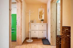 CrottendorfにあるFerienhaus Fichtelbergの白いキャビネットと鏡付きの部屋 +46枚の写真