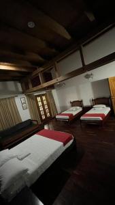 サンタ・ロサ・デ・カバルにあるEcohotel Villa Carolineの部屋にベッドが3つある部屋