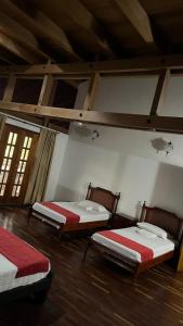 サンタ・ロサ・デ・カバルにあるEcohotel Villa Carolineの木製の床の部屋にベッドが2つあります +57枚の写真