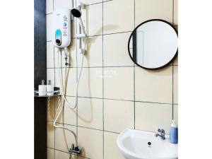 a bathroom with a mirror and a sink at My Room Sri Aman in Kampong Lamanak +6 photos