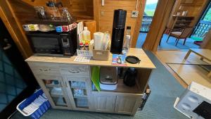 Una encimera en una cocina con microondas en ペットと泊まれる貸別荘南阿蘇久木野の郷, en Minami Aso